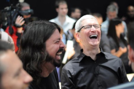 tim-cook-dave-grohl.jpg
