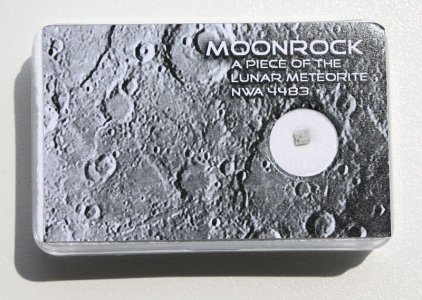 800px-Lunar_meteorite_NWA_4483_piece.jpg